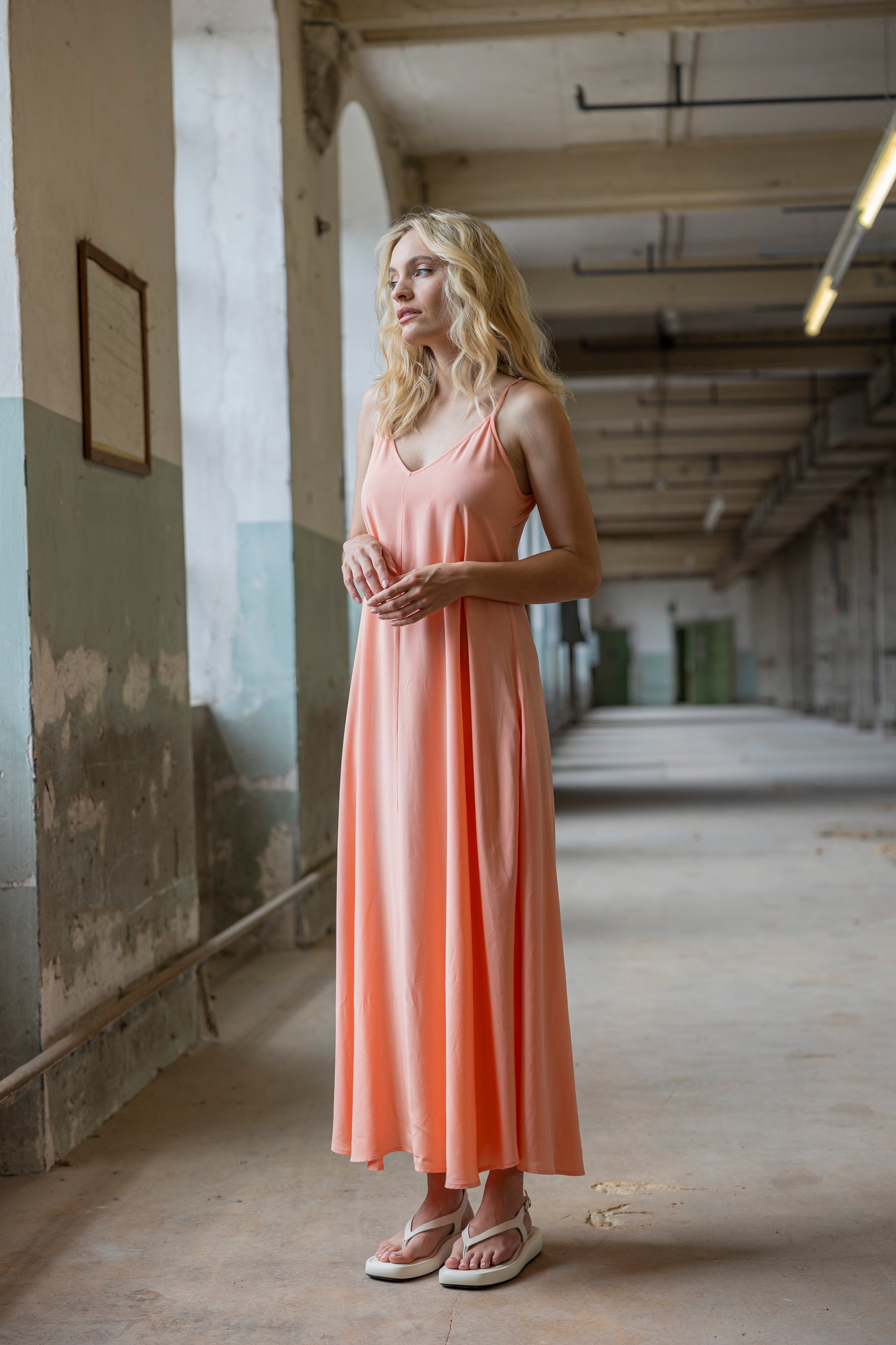 Schwingendes Spaghettiträgerkleid coral