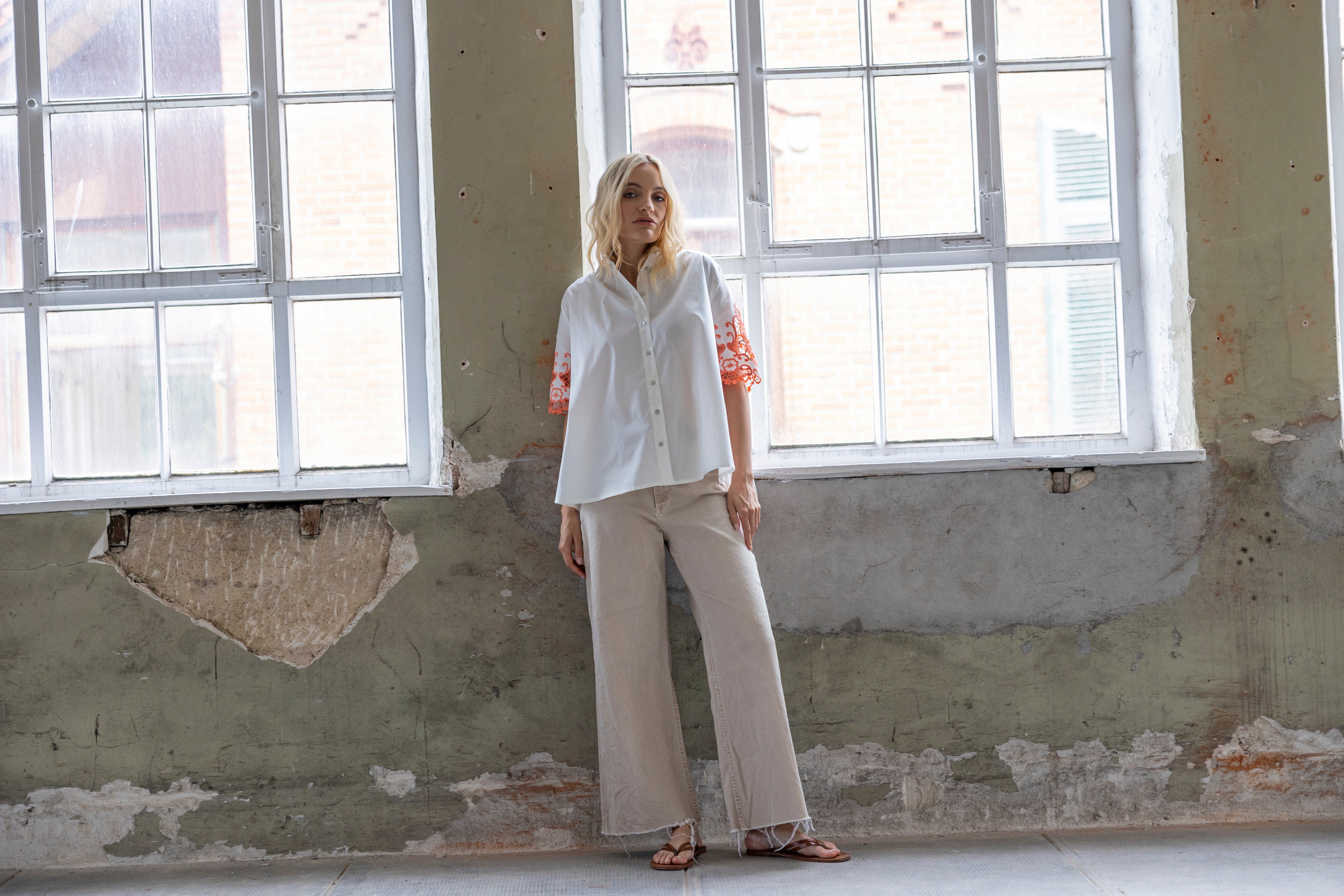 Baumwollbuse mit besonderem Spitzeneinsatz am Ärmel