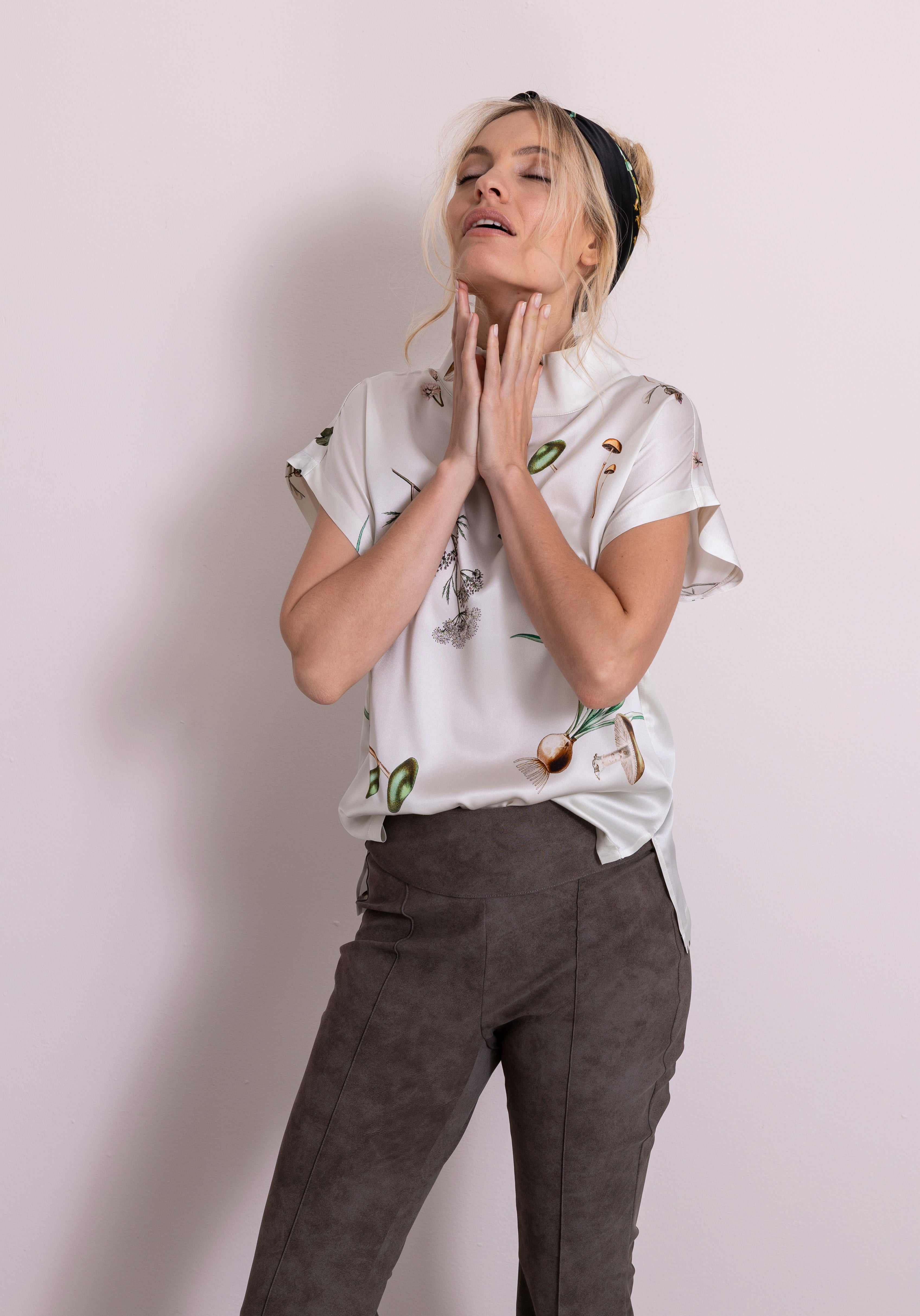 Seidentop mit Stehkragen