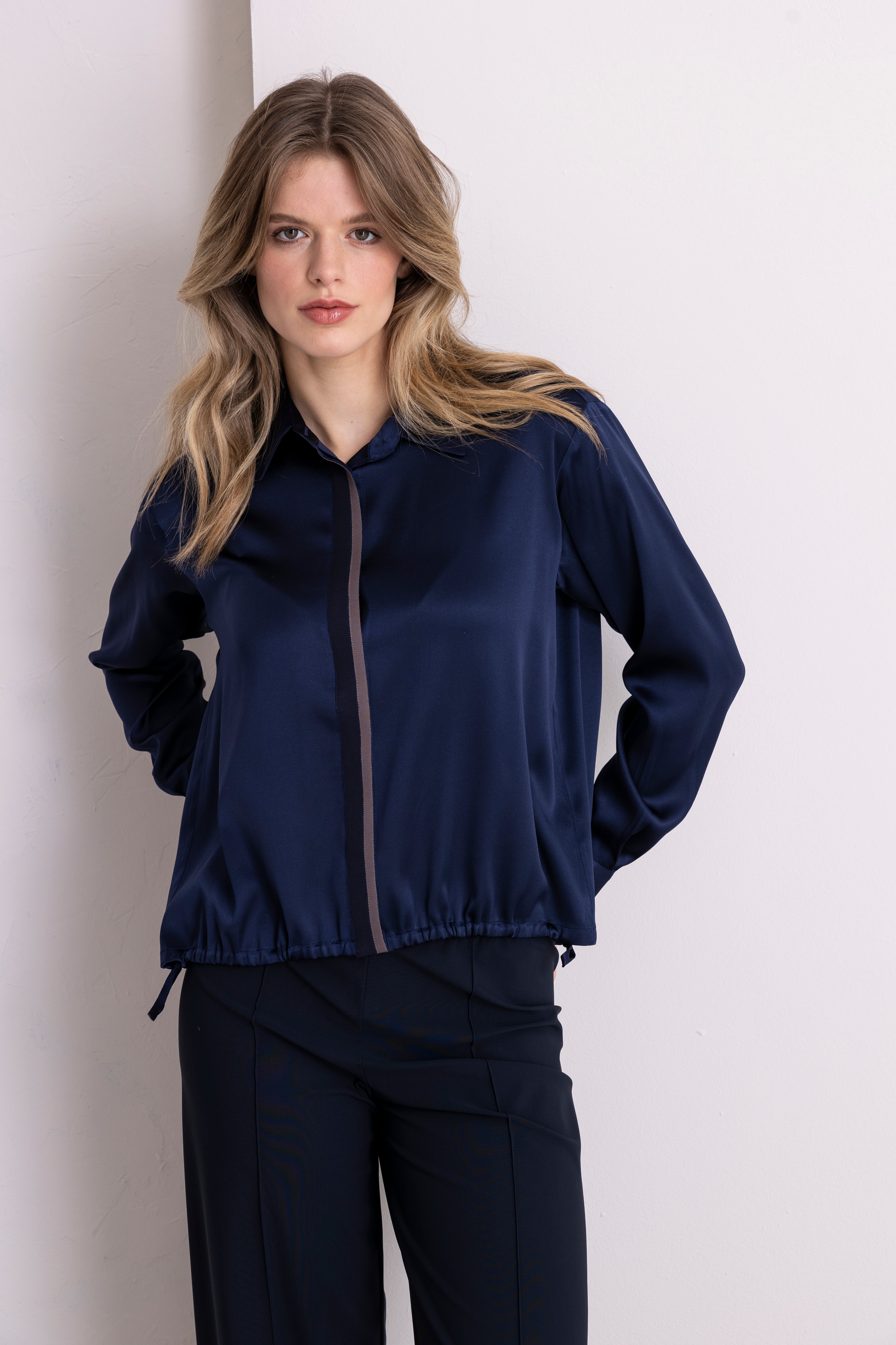 Kurze Seidenbluse mit besonderer Knopfleiste taupe