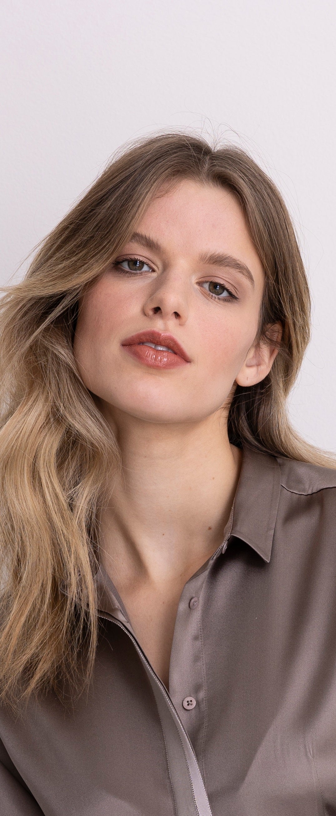 Kurze Seidenbluse mit besonderer Knopfleiste taupe