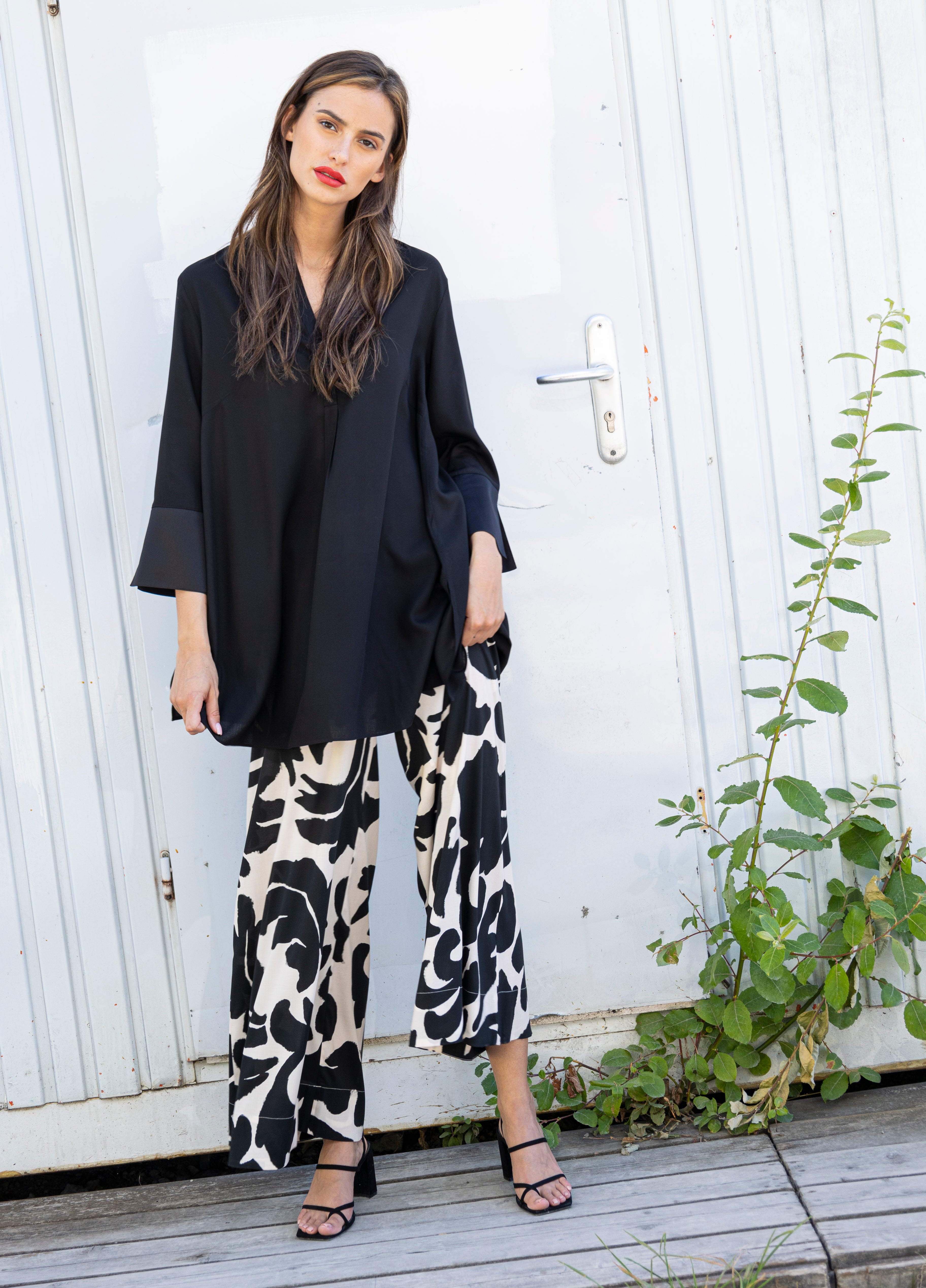 Schwingende Viskosebluse mit Silkmanschetten - black