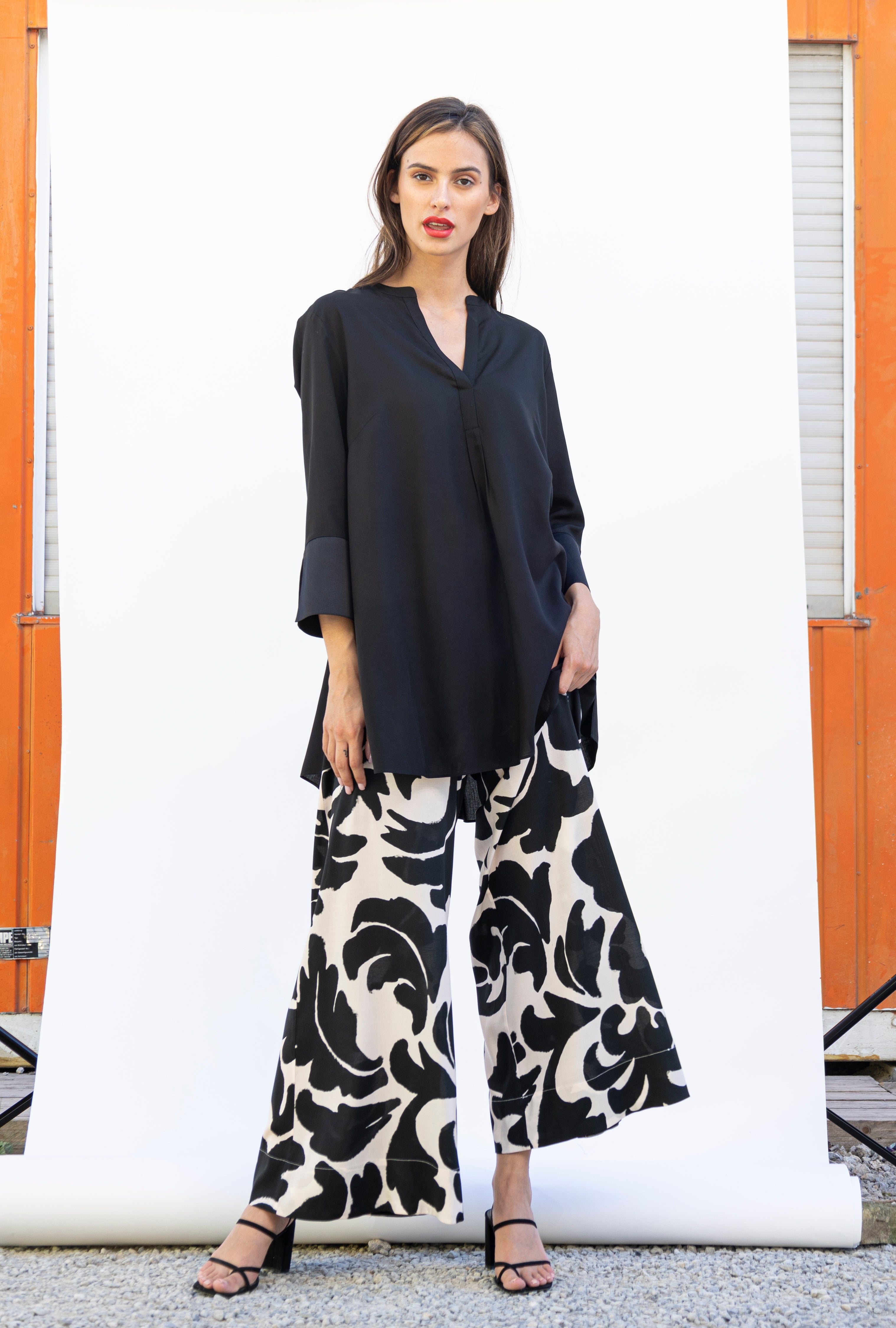 Schwingende Viskosebluse mit Silkmanschetten - black