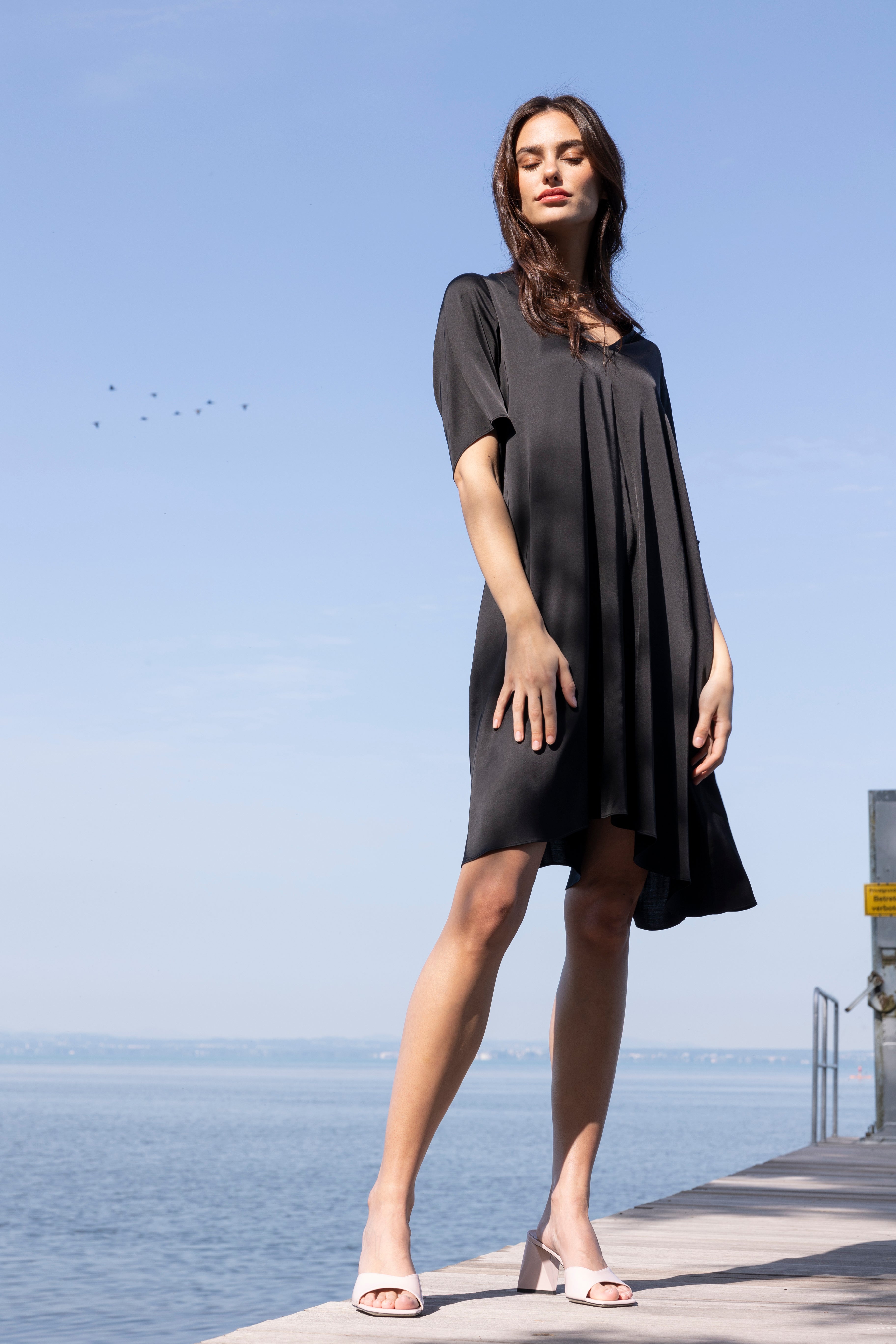 Fließendes Sommerkleid midilänge - black