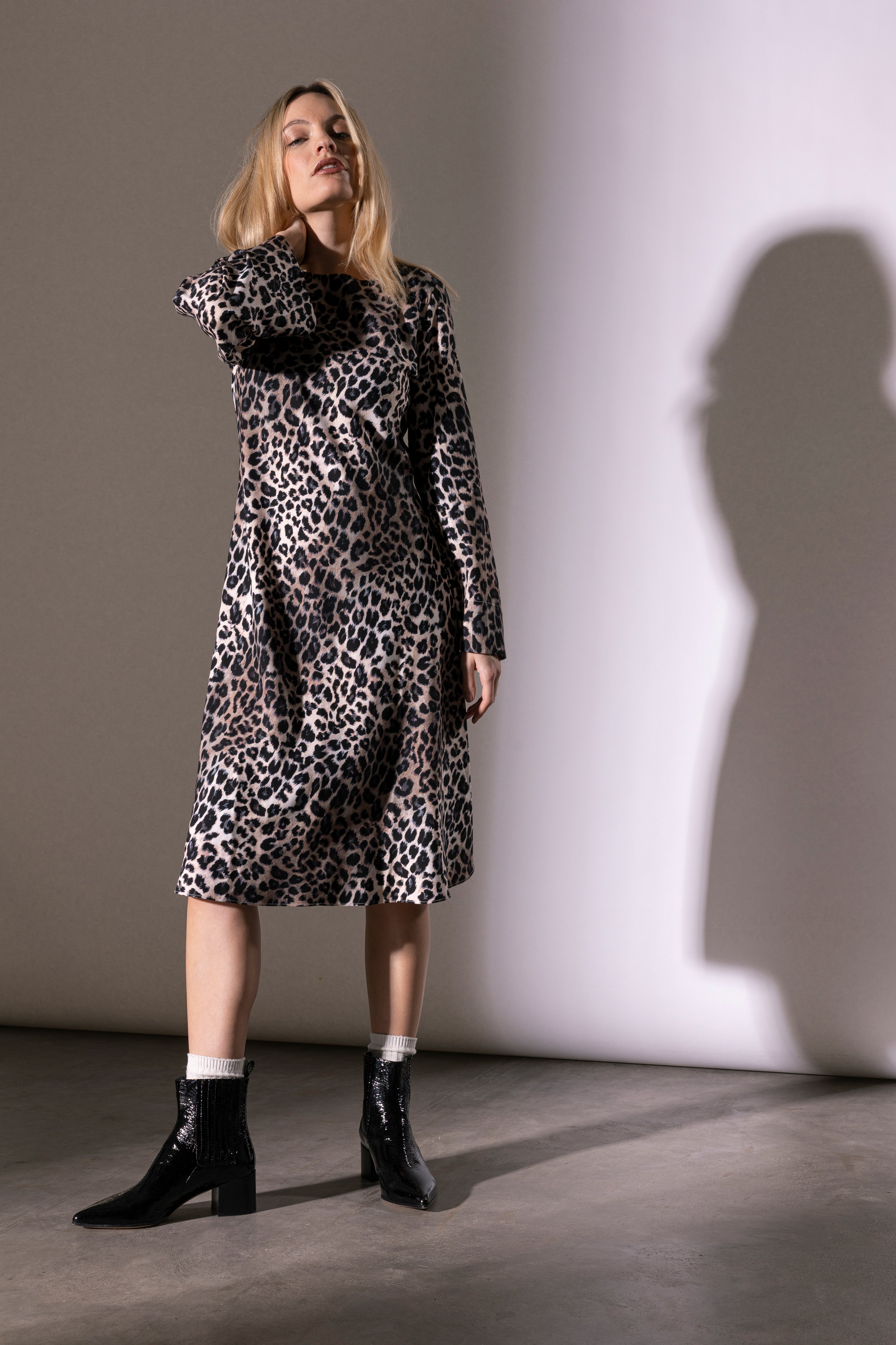 körperumspielendes Kleid mit Leoprint