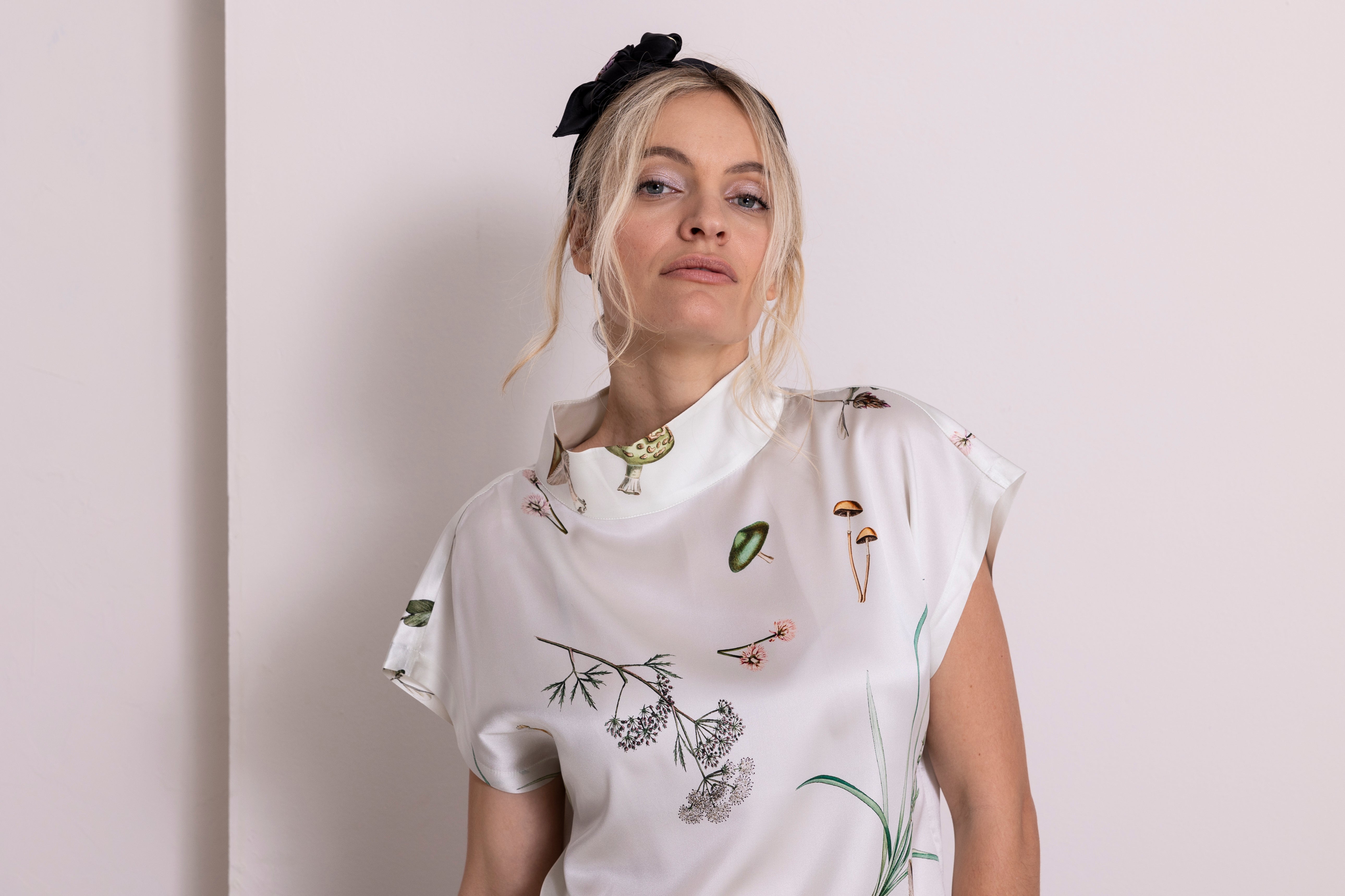 Seidentop mit Stehkragen