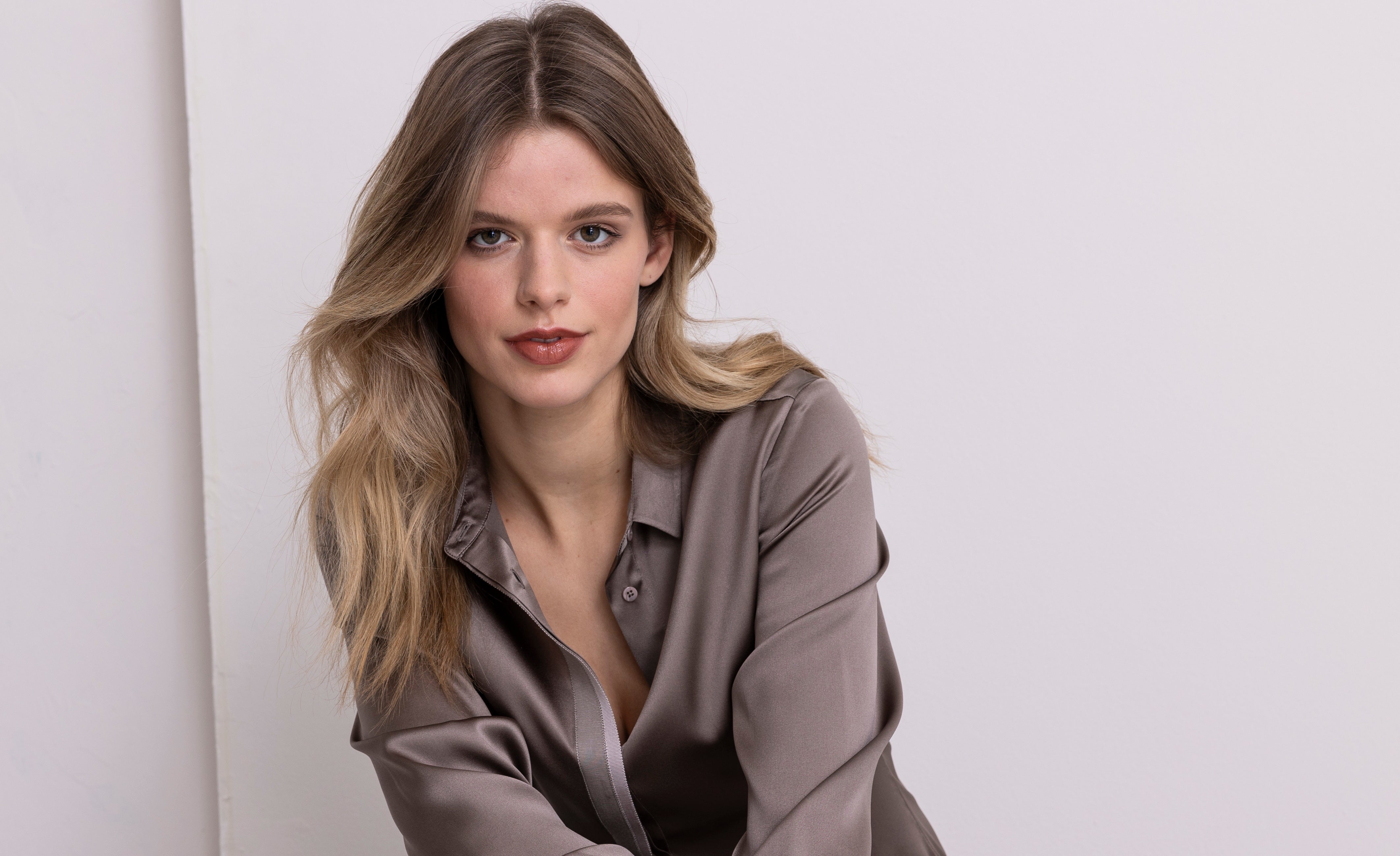 Kurze Seidenbluse mit besonderer Knopfleiste taupe