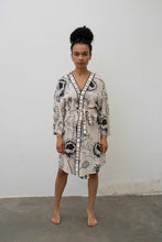 Laden Sie das Bild in den Galerie-Viewer, Kimono floral Print Allover - black
